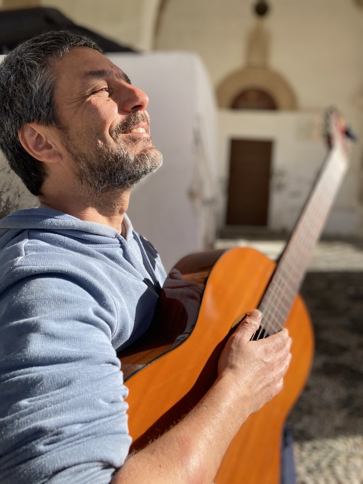 Mann spielt Gitarre