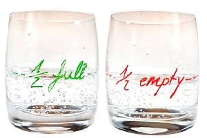 Ein halb volles und ein halb leeres Glas