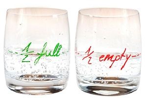 Ein halb volles und ein halb leeres Glas