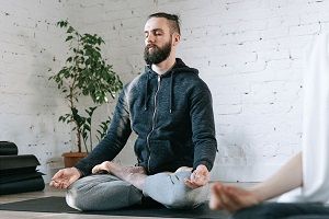 Mann bei der Meditation